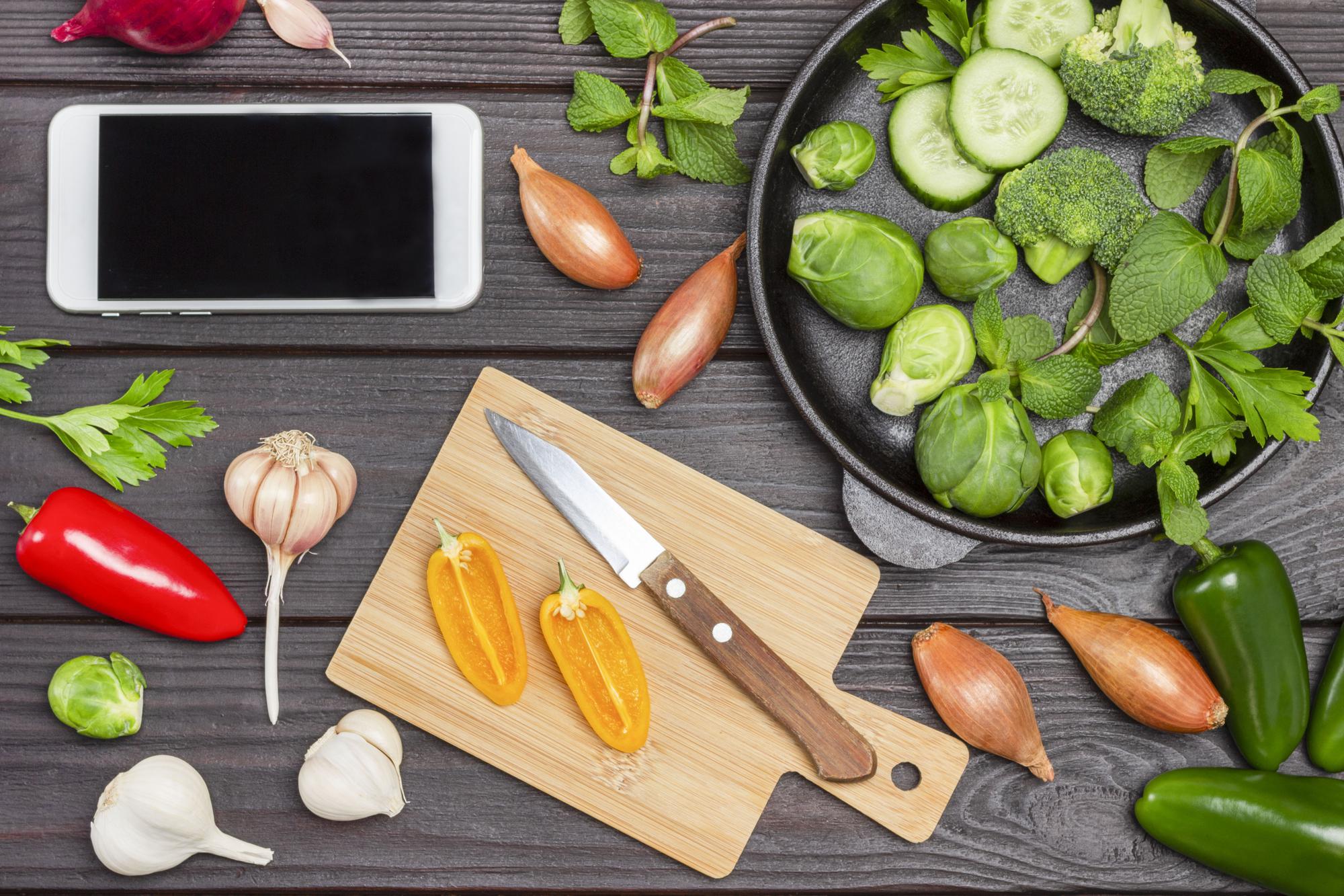 Sutvarkytas stalelis su ingredientais